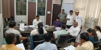 लंबित राजस्व मामलों के निस्तारण में तेजी लाने के निर्देश एसडीएम सदर ज्ञान प्रताप सिंह ने अंश निर्धारण, वरासत, प्रमाण पत्र और न्यायालयीन मामलों की समीक्षा की