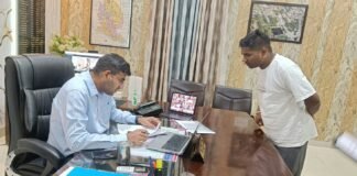 डीएम ने सुनी फरियादियों की समस्याएं, अधिकारियों को फोन कर दिए त्वरित निस्तारण के निर्देश बोले- शिकायतों का स्थलीय और निष्पक्ष परीक्षण कराएं, फरियादियों को बार-बार न लगानी पड़े कार्यालयों की दौड़