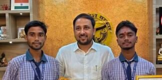 नदी में कूदी महिला की जान बचाने वाले दो छात्रों का डीएम ने किया सम्मान कृष्णा गुप्ता और सद्दाम हुसैन के साहस की सराहना, राष्ट्रीय बाल पुरस्कार के लिए भेजे जाएंगे नाम