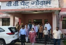 राजनीतिक दलों के प्रतिनिधियों के साथ डीएम ने किया ईवीएम-वीवीपैट वेयर हाउस का निरीक्षण 17 सितंबर से शुरू होगी ईवीएम की एफएलसी, पारदर्शिता और सुरक्षा व्यवस्था पर दिया जोर