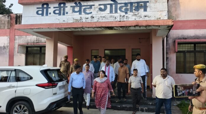 राजनीतिक दलों के प्रतिनिधियों के साथ डीएम ने किया ईवीएम-वीवीपैट वेयर हाउस का निरीक्षण 17 सितंबर से शुरू होगी ईवीएम की एफएलसी, पारदर्शिता और सुरक्षा व्यवस्था पर दिया जोर