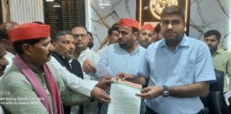 मतदाता सूची से नाम काटने की शिकायत लेकर डीएम से मिले सपा नेता SIR सत्यापन के नाम पर पीडीए मतदाताओं के नाम हटाने का लगाया आरोप, डीएम बोले- आदेश नहीं दिया गया