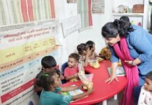 आंगनबाड़ी केंद्र पहुंचीं डीएम, बच्चों को बांटे फल और खिलौने सेवा संकल्प अभियान के तहत 35 बच्चों से किया संवाद, पोषण, स्वच्छता और प्रारंभिक शिक्षा पर दिया जोर