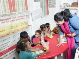 आंगनबाड़ी केंद्र पहुंचीं डीएम, बच्चों को बांटे फल और खिलौने सेवा संकल्प अभियान के तहत 35 बच्चों से किया संवाद, पोषण, स्वच्छता और प्रारंभिक शिक्षा पर दिया जोर