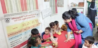 आंगनबाड़ी केंद्र पहुंचीं डीएम, बच्चों को बांटे फल और खिलौने सेवा संकल्प अभियान के तहत 35 बच्चों से किया संवाद, पोषण, स्वच्छता और प्रारंभिक शिक्षा पर दिया जोर