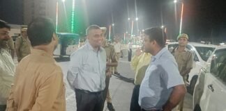 दीपों से जगमगाया पैडलेगंज फ्लाईओवर, आतिशबाजी से रोशन हुआ आसमान सेवा संकल्प अभियान के तहत सांसद रवि किशन ने जलाए दीप, ढोल-नगाड़ों की गूंज के बीच बड़ी संख्या में लोग बने उत्सव के साक्षी