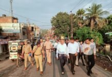 गणेश पंडालों और विसर्जन मार्ग का डीएम-एसएसपी ने किया निरीक्षण राजघाट और कोतवाली क्षेत्र में सुरक्षा व्यवस्था परखी, भीड़ नियंत्रण व यातायात व्यवस्था दुरुस्त रखने के निर्देश