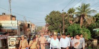 गणेश पंडालों और विसर्जन मार्ग का डीएम-एसएसपी ने किया निरीक्षण राजघाट और कोतवाली क्षेत्र में सुरक्षा व्यवस्था परखी, भीड़ नियंत्रण व यातायात व्यवस्था दुरुस्त रखने के निर्देश