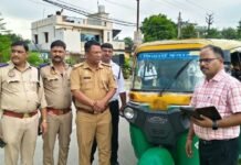 स्कूली बच्चों को ढो रहे टेम्पो पर कार्रवाई, कई वाहन सीज बिना फिटनेस के चल रहे वाहनों पर बस्ती पुलिस का शिकंजा, बच्चों की सुरक्षा से समझौता नहीं