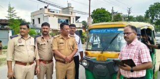 स्कूली बच्चों को ढो रहे टेम्पो पर कार्रवाई, कई वाहन सीज बिना फिटनेस के चल रहे वाहनों पर बस्ती पुलिस का शिकंजा, बच्चों की सुरक्षा से समझौता नहीं