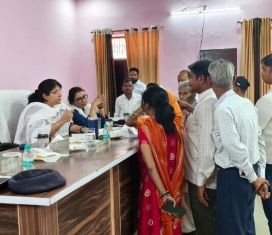 डलमऊ तहसील में 63 शिकायतें, सात का मौके पर निस्तारण डीएम-एसपी ने सुनीं फरियादियों की समस्याएं, अधिकारियों को एक सप्ताह में गुणवत्तापूर्ण निस्तारण के निर्देश