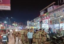 गणेश पूजा को लेकर पुलिस ने संभाला मोर्चा, पैदल गश्त कर परखी सुरक्षा डीआईजी एस. चनप्पा और एसएसपी डॉ. कौस्तुभ ने नगर क्षेत्र का किया भ्रमण, दिए आवश्यक निर्देश