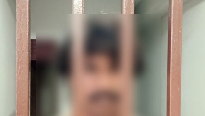 नाबालिग के अपहरण और दुष्कर्म के आरोप में युवक गिरफ्तार गोरखनाथ पुलिस ने महराजगंज निवासी आरोपी को पकड़ा, पॉक्सो समेत गंभीर धाराओं में दर्ज है मुकदमा