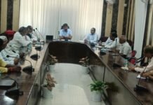 ईवीएम वेयरहाउस की सीसीटीवी से निगरानी, अंदर मोबाइल ले जाने पर रोक डीएम दीपक मीणा ने राजनीतिक दलों के प्रतिनिधियों के साथ की बैठक, हर बृहस्पतिवार होगी समीक्षा