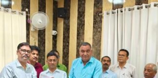 राजस्व लिपिक से मारपीट के आरोप पर भड़का कर्मचारी संघ एडीएम प्रशासन को सौंपा ज्ञापन, दो दिन में कार्रवाई नहीं होने पर कार्य बहिष्कार की चेतावनी