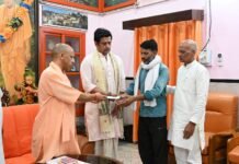 मुख्यमंत्री योगी ने दो पीड़ित परिवारों से मिलकर दी सांत्वना विवेकाधीन कोष से दोनों परिवारों को दो-दो लाख रुपये की आर्थिक सहायता
