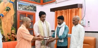 मुख्यमंत्री योगी ने दो पीड़ित परिवारों से मिलकर दी सांत्वना विवेकाधीन कोष से दोनों परिवारों को दो-दो लाख रुपये की आर्थिक सहायता