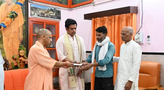 मुख्यमंत्री योगी ने दो पीड़ित परिवारों से मिलकर दी सांत्वना विवेकाधीन कोष से दोनों परिवारों को दो-दो लाख रुपये की आर्थिक सहायता