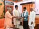 मुख्यमंत्री योगी ने दो पीड़ित परिवारों से मिलकर दी सांत्वना विवेकाधीन कोष से दोनों परिवारों को दो-दो लाख रुपये की आर्थिक सहायता