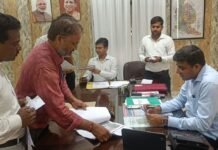 डीएम ने सुनीं फरियादियों की समस्याएं, अधिकारियों को फोन कर दिए निर्देश भूमि-राजस्व समेत विभिन्न मामलों की शिकायतें पहुंचीं, गुणवत्तापूर्ण और समयबद्ध निस्तारण पर जोर