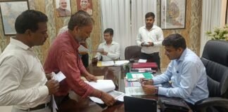 डीएम ने सुनीं फरियादियों की समस्याएं, अधिकारियों को फोन कर दिए निर्देश भूमि-राजस्व समेत विभिन्न मामलों की शिकायतें पहुंचीं, गुणवत्तापूर्ण और समयबद्ध निस्तारण पर जोर