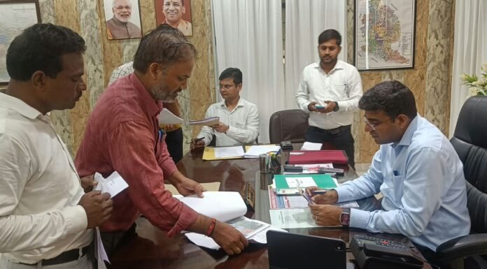 डीएम ने सुनीं फरियादियों की समस्याएं, अधिकारियों को फोन कर दिए निर्देश भूमि-राजस्व समेत विभिन्न मामलों की शिकायतें पहुंचीं, गुणवत्तापूर्ण और समयबद्ध निस्तारण पर जोर