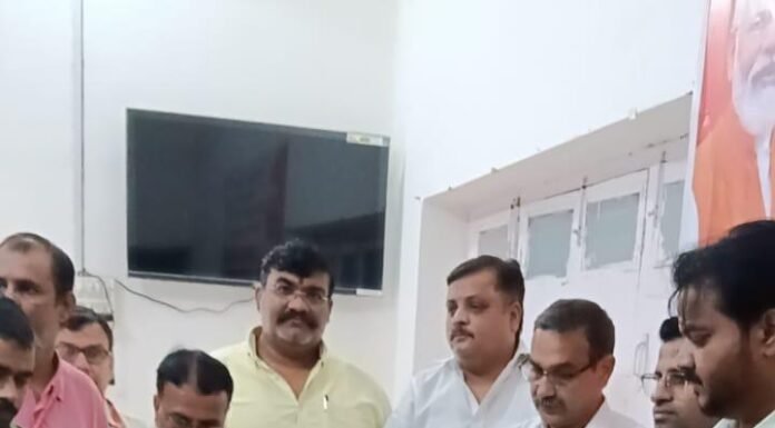 रक्तदान कर बेसिक शिक्षा विभाग और रेडक्रॉस ने दिया मानव सेवा का संदेश