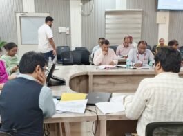 ऋण योजनाओं के लंबित मामलों का प्राथमिकता से करें निस्तारण : डीएम बैंकों को पात्र लाभार्थियों तक समय से ऋण पहुंचाने के निर्देश, केसीसी और स्वरोजगार योजनाओं की समीक्षा