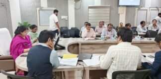 ऋण योजनाओं के लंबित मामलों का प्राथमिकता से करें निस्तारण : डीएम बैंकों को पात्र लाभार्थियों तक समय से ऋण पहुंचाने के निर्देश, केसीसी और स्वरोजगार योजनाओं की समीक्षा