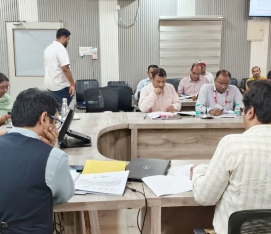 ऋण योजनाओं के लंबित मामलों का प्राथमिकता से करें निस्तारण : डीएम बैंकों को पात्र लाभार्थियों तक समय से ऋण पहुंचाने के निर्देश, केसीसी और स्वरोजगार योजनाओं की समीक्षा