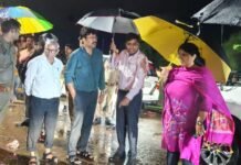 बारिश के बीच विसर्जन स्थलों पर बढ़ाएं सतर्कता : डीएम राजघाट समेत अन्य स्थलों का किया निरीक्षण, बैरिकेडिंग, प्रकाश और सुरक्षा व्यवस्था दुरुस्त रखने के निर्देश