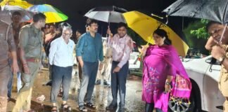 बारिश के बीच विसर्जन स्थलों पर बढ़ाएं सतर्कता : डीएम राजघाट समेत अन्य स्थलों का किया निरीक्षण, बैरिकेडिंग, प्रकाश और सुरक्षा व्यवस्था दुरुस्त रखने के निर्देश