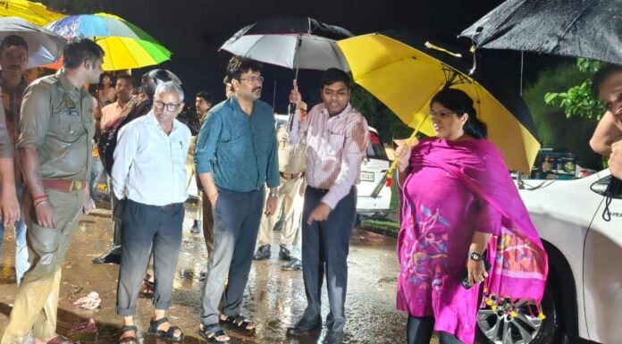बारिश के बीच विसर्जन स्थलों पर बढ़ाएं सतर्कता : डीएम राजघाट समेत अन्य स्थलों का किया निरीक्षण, बैरिकेडिंग, प्रकाश और सुरक्षा व्यवस्था दुरुस्त रखने के निर्देश