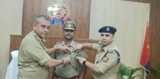 निरीक्षक चंद्रभूषण प्रजापति को मिला सराहनीय सेवा सम्मान चिन्ह एसएसपी और एसपी उत्तरी ने प्रशस्ति पत्र देकर किया सम्मानित, कर्तव्यनिष्ठा और सेवाओं की सराहना