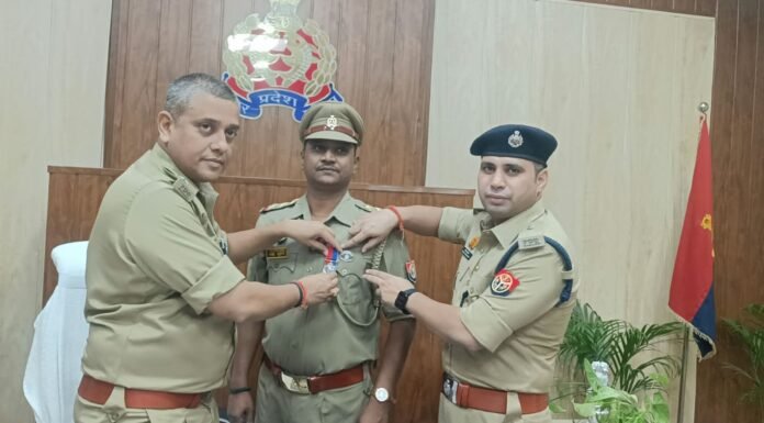 निरीक्षक चंद्रभूषण प्रजापति को मिला सराहनीय सेवा सम्मान चिन्ह एसएसपी और एसपी उत्तरी ने प्रशस्ति पत्र देकर किया सम्मानित, कर्तव्यनिष्ठा और सेवाओं की सराहना