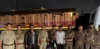 चेन छिनैती में आरोपी गिरफ्तार, 14,300 रुपये बरामद चिलुआताल पुलिस ने चोरी की बाइक भी की बरामद, आरोपी पर पहले से दर्ज हैं कई मुकदमे