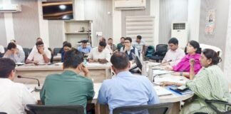 गोवंश संरक्षण में लापरवाही बर्दाश्त नहीं, व्यवस्थाएं दुरुस्त रखें : डीएम गो-आश्रय स्थलों में हरे चारे की पर्याप्त व्यवस्था के निर्देश, निर्माणाधीन केंद्रों को जल्द पूरा कराने पर जोर
