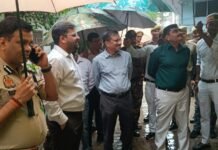 तीन दिन की बारिश में नाला सफाई व्यवस्था परखी, मंडलायुक्त ने लिया जायजा सुमेर सागर से इलाहीबाग होते हुए रोहिन नदी तक जाने वाले नाले का किया निरीक्षण, मोहल्लेवासियों से लिया फीडबैक