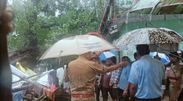 मूसलाधार बारिश में सड़कों पर उतरे डीएम-एसएसपी, पुलिस अलर्ट जलभराव वाले इलाकों और प्रमुख चौराहों का लिया जायजा, पीआरवी को लगातार गश्त के निर्देश