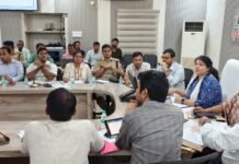 दो अक्टूबर को सरकारी-सार्वजनिक भवनों पर होगा ध्वजारोहण गांधी-शास्त्री जयंती की तैयारियों को लेकर डीएम ने की बैठक, एक अक्टूबर को महापुरुषों की प्रतिमाओं और शहीद स्थलों पर चलेगा विशेष सफाई अभियान