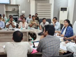 दो अक्टूबर को सरकारी-सार्वजनिक भवनों पर होगा ध्वजारोहण गांधी-शास्त्री जयंती की तैयारियों को लेकर डीएम ने की बैठक, एक अक्टूबर को महापुरुषों की प्रतिमाओं और शहीद स्थलों पर चलेगा विशेष सफाई अभियान