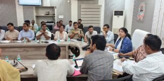 दो अक्टूबर को सरकारी-सार्वजनिक भवनों पर होगा ध्वजारोहण गांधी-शास्त्री जयंती की तैयारियों को लेकर डीएम ने की बैठक, एक अक्टूबर को महापुरुषों की प्रतिमाओं और शहीद स्थलों पर चलेगा विशेष सफाई अभियान