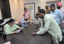 बारिश से बर्बाद फसलों का सर्वे करा मुआवजा देने की मांग जिला पंचायत सदस्य ने डीएम को सौंपा पत्र, रबी फसल तक कृषि ऋण की वसूली ब्याज रहित स्थगित करने की उठाई मांग