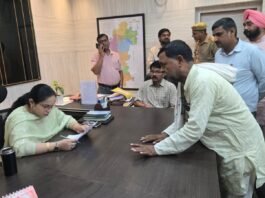 बारिश से बर्बाद फसलों का सर्वे करा मुआवजा देने की मांग जिला पंचायत सदस्य ने डीएम को सौंपा पत्र, रबी फसल तक कृषि ऋण की वसूली ब्याज रहित स्थगित करने की उठाई मांग