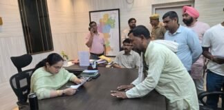 बारिश से बर्बाद फसलों का सर्वे करा मुआवजा देने की मांग जिला पंचायत सदस्य ने डीएम को सौंपा पत्र, रबी फसल तक कृषि ऋण की वसूली ब्याज रहित स्थगित करने की उठाई मांग