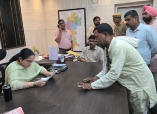 बारिश से बर्बाद फसलों का सर्वे करा मुआवजा देने की मांग जिला पंचायत सदस्य ने डीएम को सौंपा पत्र, रबी फसल तक कृषि ऋण की वसूली ब्याज रहित स्थगित करने की उठाई मांग