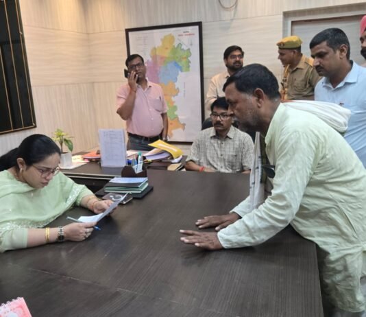 बारिश से बर्बाद फसलों का सर्वे करा मुआवजा देने की मांग जिला पंचायत सदस्य ने डीएम को सौंपा पत्र, रबी फसल तक कृषि ऋण की वसूली ब्याज रहित स्थगित करने की उठाई मांग