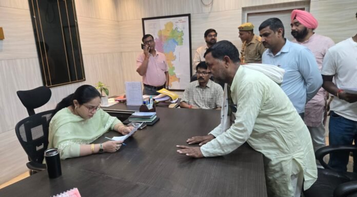 बारिश से बर्बाद फसलों का सर्वे करा मुआवजा देने की मांग जिला पंचायत सदस्य ने डीएम को सौंपा पत्र, रबी फसल तक कृषि ऋण की वसूली ब्याज रहित स्थगित करने की उठाई मांग
