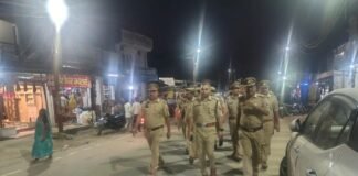 त्योहारों को लेकर बाजारों में बढ़ी निगरानी, एसपी नॉर्थ ने किया पैदल गश्त कैंपियरगंज के प्रमुख चौराहों और भीड़भाड़ वाले इलाकों का लिया जायजा, संदिग्ध गतिविधियों पर नजर रखने के निर्देश