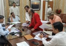 फरियादियों के सामने ही अफसरों को लगाया फोन, बोले- शिकायत का सिर्फ कागजी निस्तारण नहीं डीएम दीपक मीणा ने सुनीं जनसमस्याएं, स्थलीय जांच वाले मामलों में मौके पर जाकर कार्रवाई के निर्देश